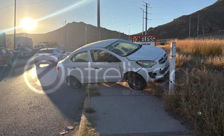  Conductora pierde control del volante y choca sobre periférico R. Almada
