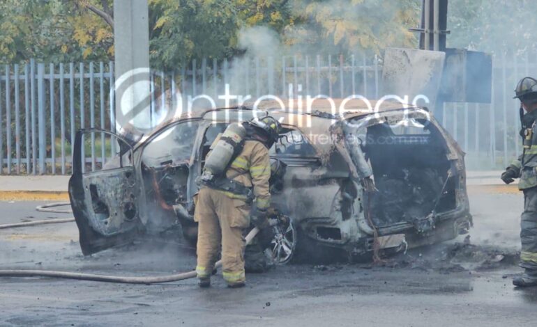  Camioneta queda calcinada tras chocar contra cámara Pecuu