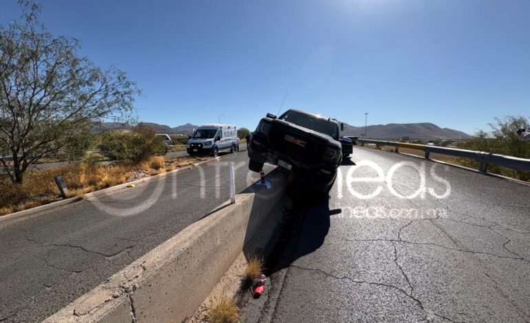  Conductor de la tercera edad se impacta contra muro de distribuidor vial frente a la Puerta Chihuahua