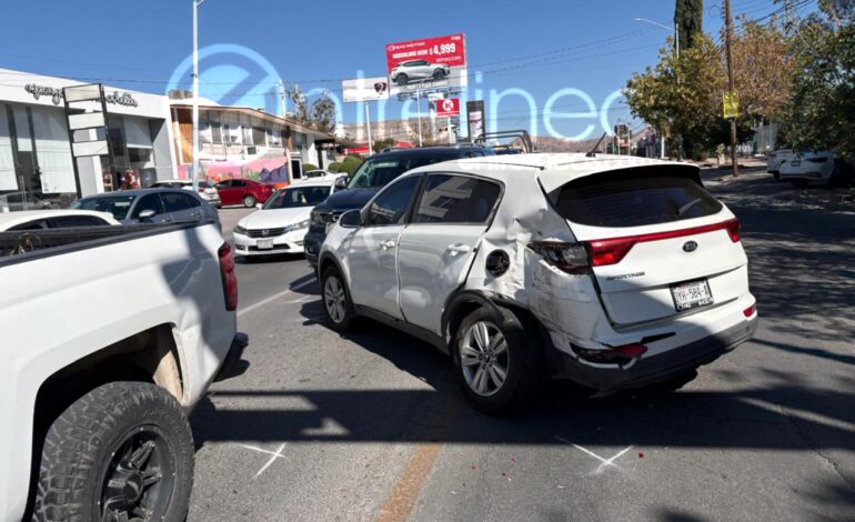  Omite alto en semáforo de la colonia San Felipe y provoca choque con cuantiosos daños materiales