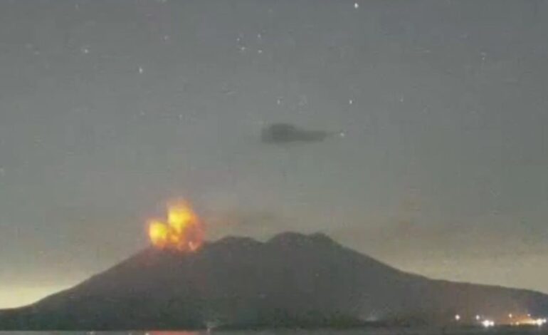 Video: Volcán entra en erupción al suroeste de Japón