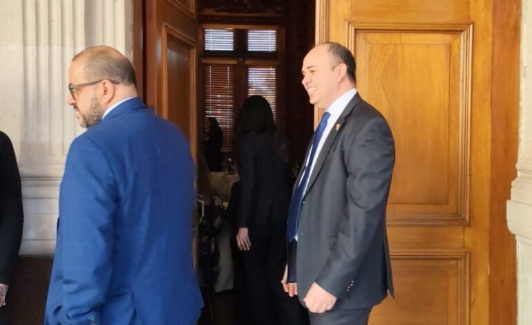  Llegan magistrados a Palacio para brindis navideño con Maru Campos