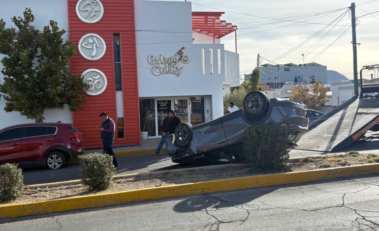  Volcadura en lateral de la Ortiz Mena deja cuantiosos daños materiales