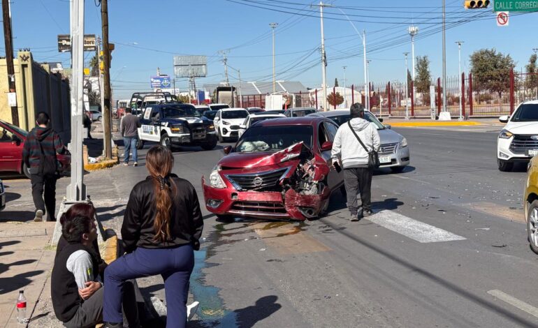 Falla en semáforo provoca choque sobre av. Tecnológico y corregidora