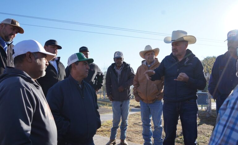  Atiende Mario Vázquez a productores en manifestación contra Ley de Aguas en la carretera Delicias–Saucillo