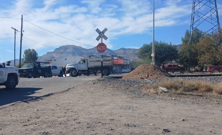  Bloquean agricultores vías del tren en Meoqui en rechazo a Ley de Aguas