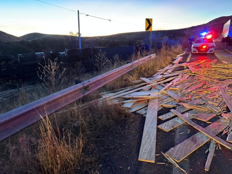 Un muerto y un lesionado deja volcadura de tráiler en carretera libre Chihuahua- Juárez