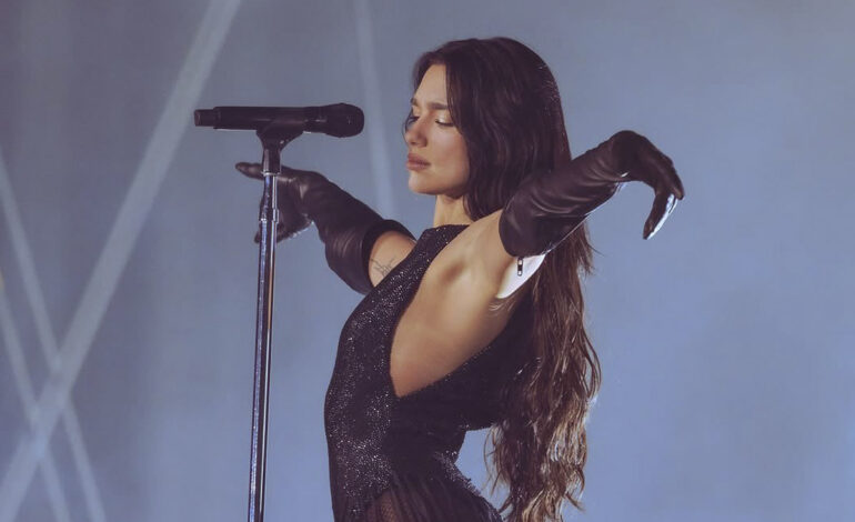  Dua Lipa sorprende a fans mexicanos al cantar “Bésame mucho”