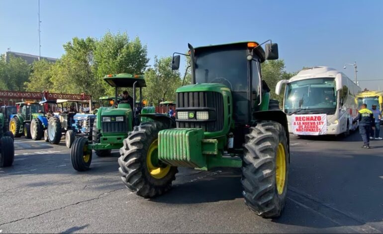  Agricultores llegan en caravana de tractores a San Lázaro; prevén albazo de Morena y aliados en Ley de Aguas