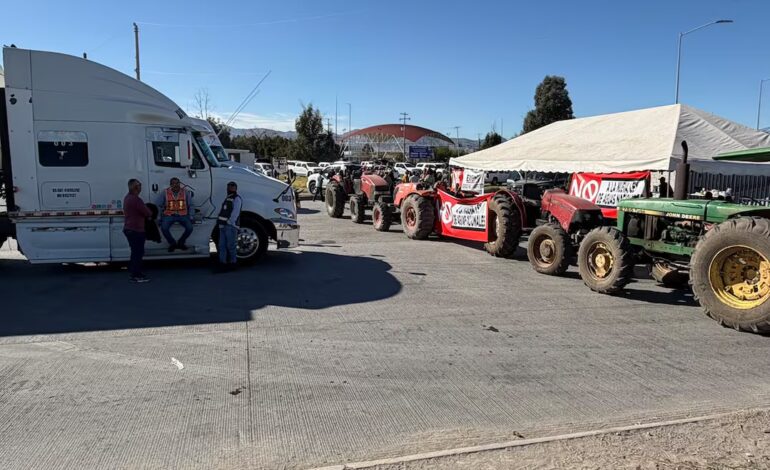  Agricultores mantienen bloqueo en cuatro puentes internacionales