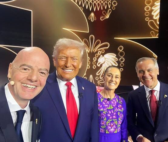  Presidente de la FIFA toma ‘selfie’ histórica con Sheinbaum, Trump y Carney