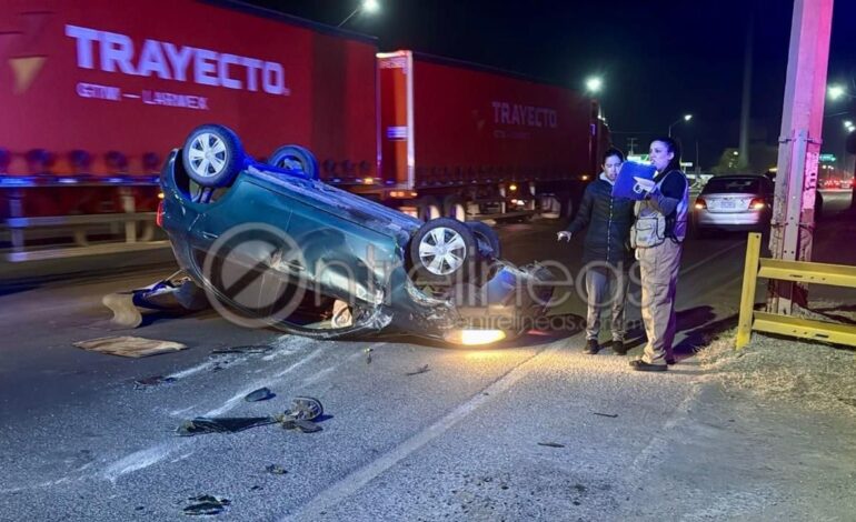  Conductor vuelca su vehículo en el Lombardo Toledano; hay dos lesionados