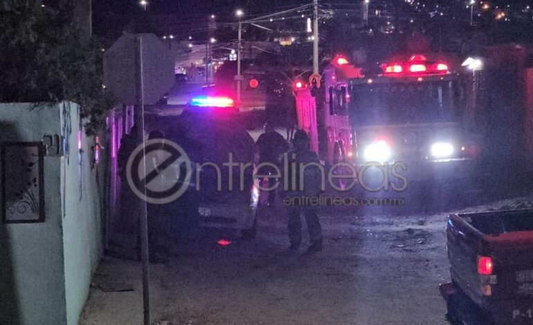  Incendio vehicular moviliza a Policía Municipal y Bomberos en la colonia Diego Lucero