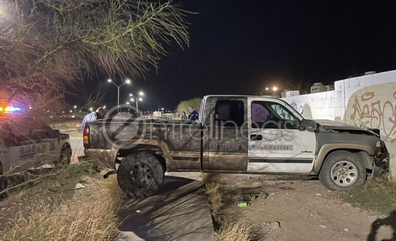  Persecución termina en choque contra barda y detención en la avenida Central