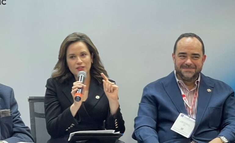  Presenta UACH y Editorial Tirant «El vino y el Derecho» en la Feria Internacional del Libro de Guadalajara 2025