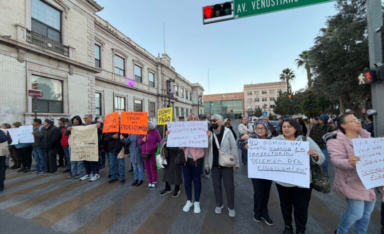  Cierran calle afuera de rectoría, protestan por eliminación de fideicomiso