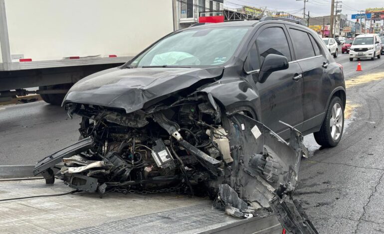  Choca joven sobre periférico De la Juventud, resulta ileso