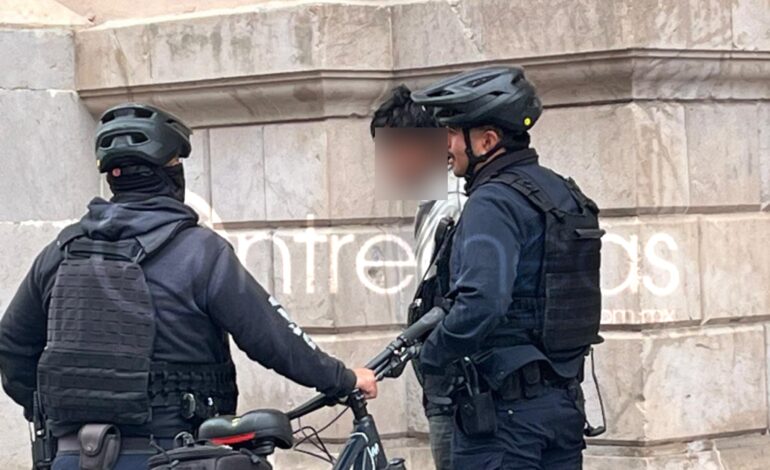  Detienen a joven en situación de calle por alterar el orden público en la Plaza del Ángel