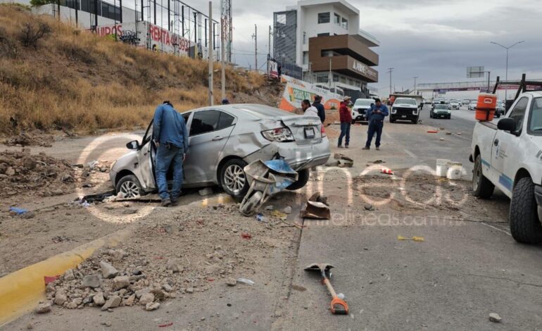  Adulto mayor se impacta y cae en zanja de la JMAS sobre periférico De la Juventud
