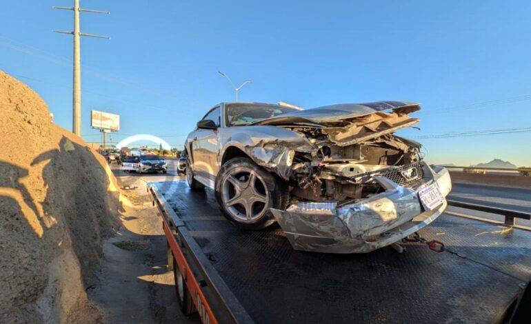  Mustang se impacta contra muro del periférico De la Juventud