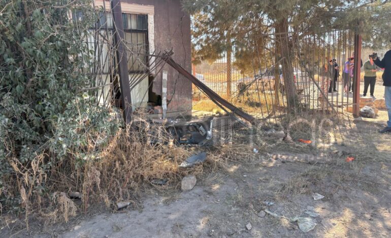  Conductora se impacta contra vivienda en colonia Valle Dorado