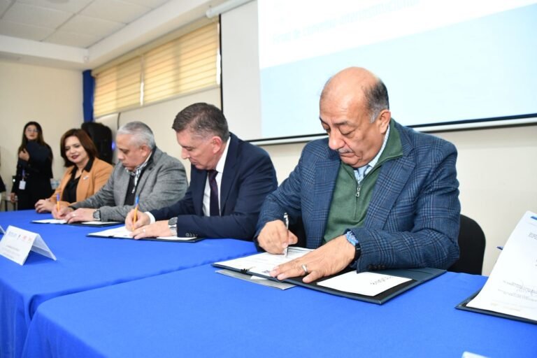 Firma Escuela Normal Superior convenio de colaboración con las secciones 8 y 42 del SNTE