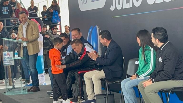 Niños roban reflectores al alcalde para saludar a Julio César Chávez