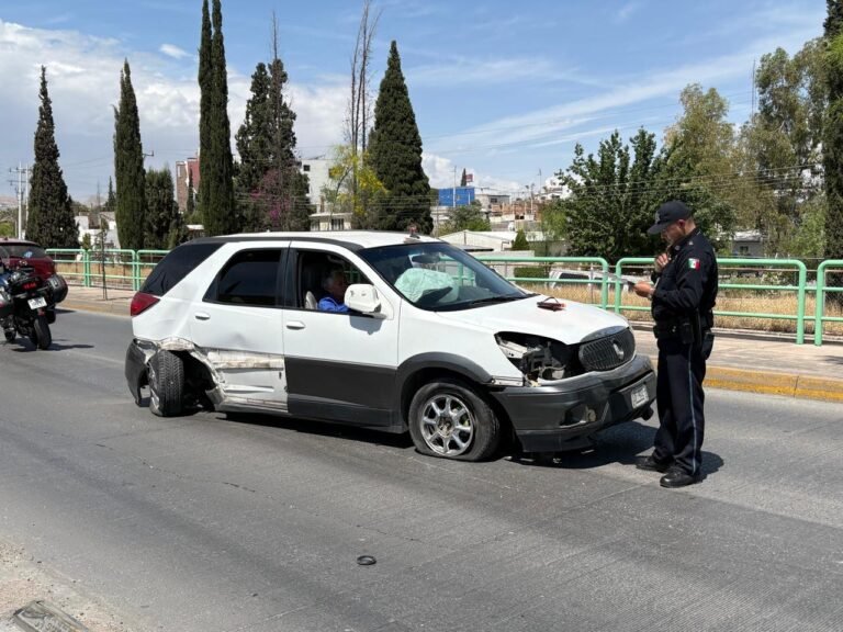 Choque en av. La Cantera deja cuantiosos daños y caos vial
