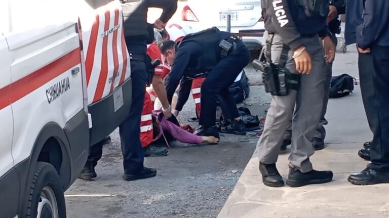 Rescatan a mujer con problemas de adicciones que se desangraba en vía pública