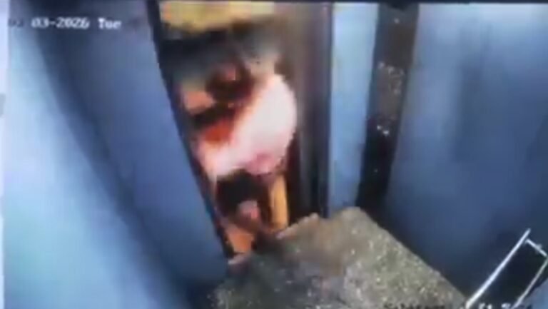 India: cámara de seguridad capta cómo un hombre casi es aplastado por un ascensor