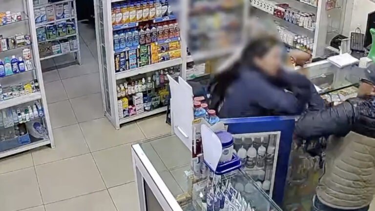 Viral: una mujer se enfrenta a ladrón armado que pretendía asaltarla y lo corre a golpes