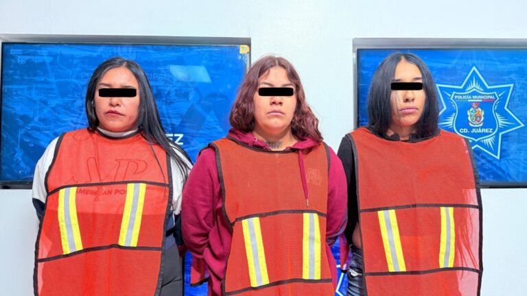 Detienen a tres mujeres por desobediencia y resistencia y promoción de conductas ilícitas; serán investigadas por el homicidio de un hombre en Juárez