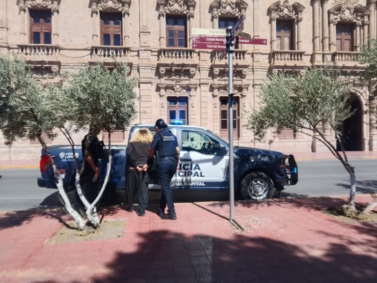 Detienen a mujer tras desnudarse en Plaza Hidalgo