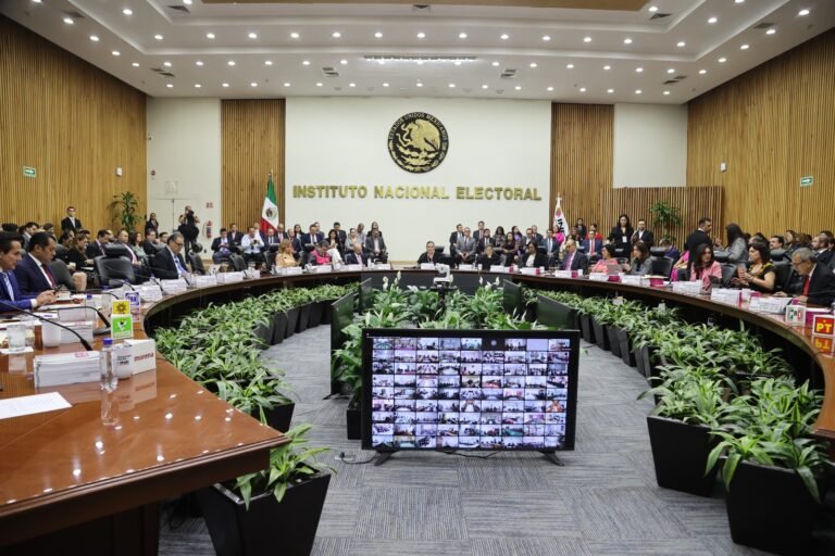 Definen lista de 100 aspirantes para tres plazas en el Consejo del INE