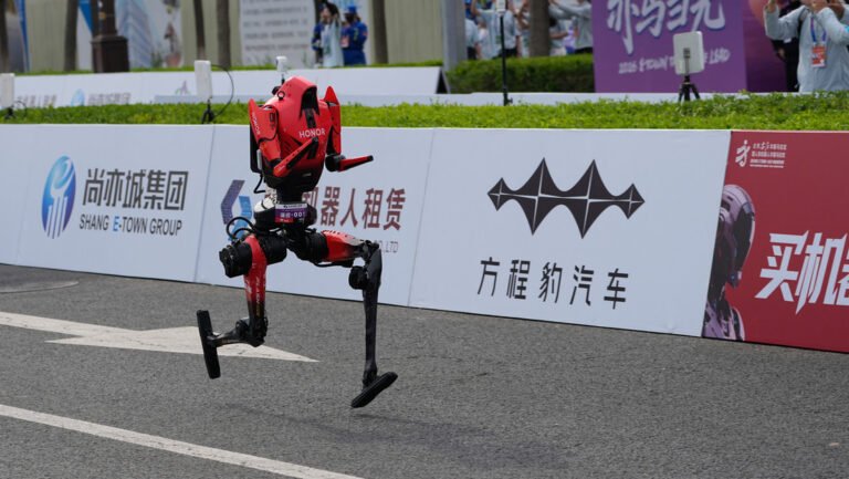 Robot rompe marcas humanas en el primer medio maratón robótico del mundo