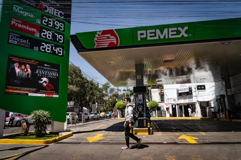 Gobierno y gasolineros acuerdan mantener precio máximo del diésel en 28 pesos por litro