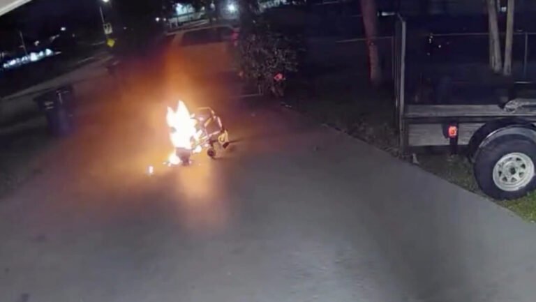 Mujer compra una silla de ruedas eléctrica y de segunda mano… y al usarla, se incendia
