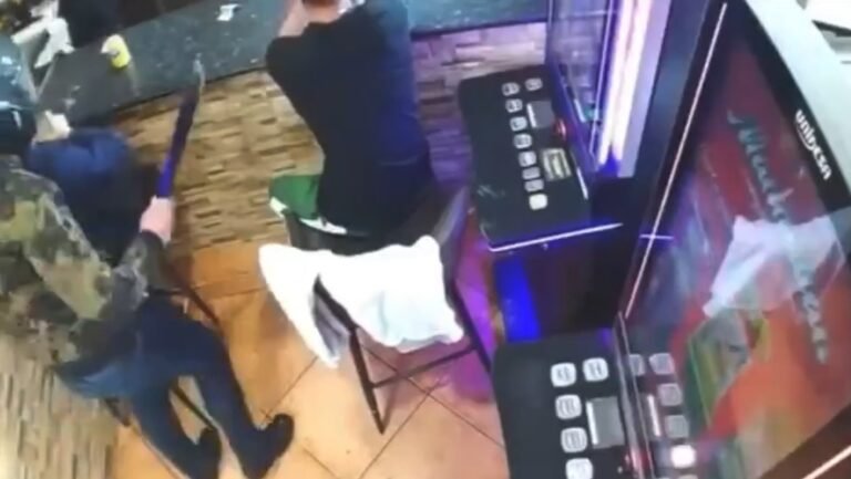 Ladrón intenta asaltar un bar a punta de machete… y sus “víctimas” se burlan al suponer que era una broma