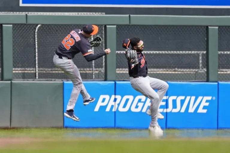 Hospitalizan al jardinero central de los Detroit Tigers tras colisión