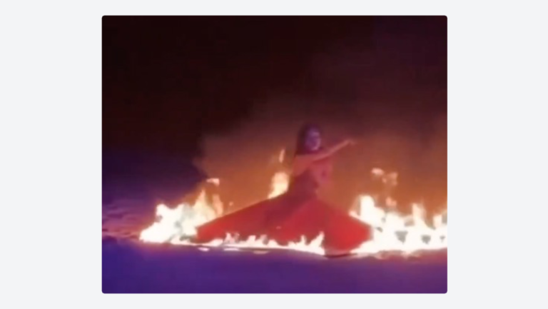Bailarina “arde” en pleno escenario y corre hacia un río para salvarse