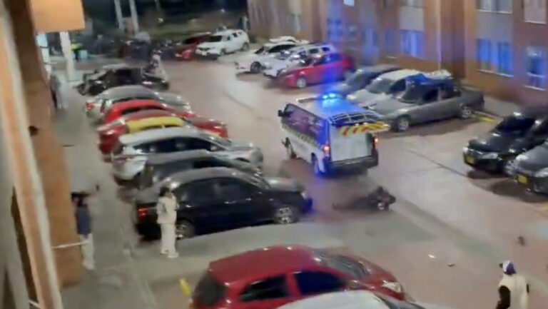 Policía arrolla a multitud que intentaba linchar a un abusador de una niña