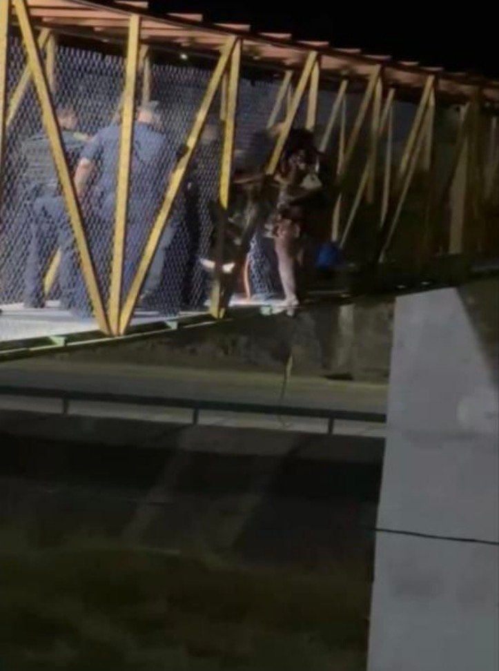 Municipales rescatan a mujer de puente en canal Chuviscar