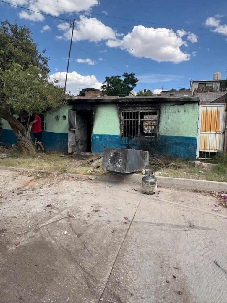 Arde vivienda en la colonia Lealtad II; rescatan a adulta mayor