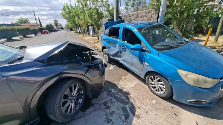 Choque en calles de San Felipe deja cuantiosos daños materiales
