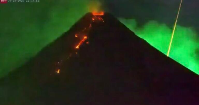 Captan cuando un meteorito cruza el cielo en el momento de la erupción de un volcán