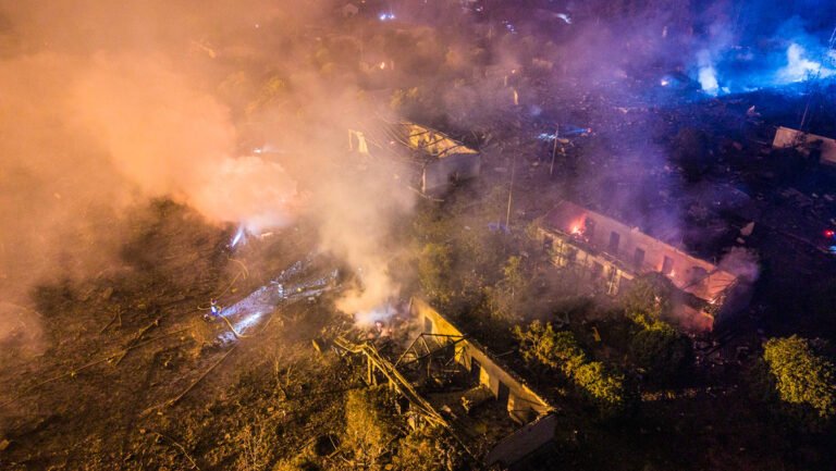 Reportan al menos 26 muertos y decenas de heridos en China por la explosión de una fábrica