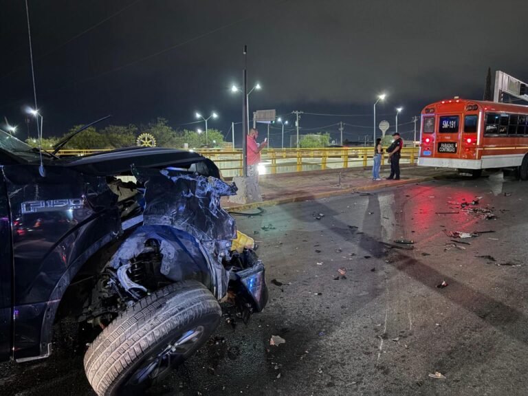 Chofer de camión de maquila omite semáforo y ocasiona choque contra una pick up en Tecnológico y Nogales