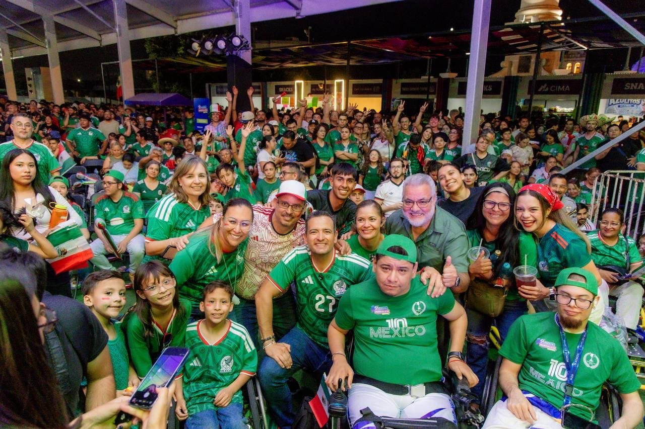 Vive alcalde Marco Bonilla junto a las familias chihuahuenses el pase de México a octavos de final