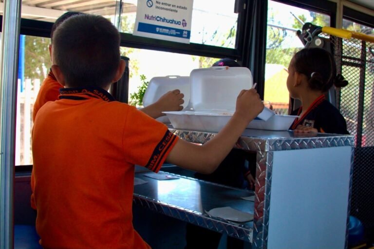 Lleva comedor móvil de NutriChihuahua platillos a niñas y niños de la Primaria César Augusto Sandino