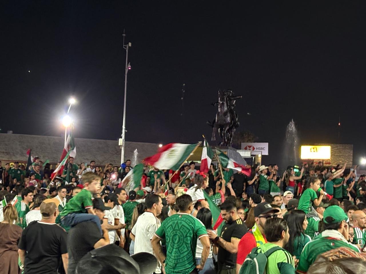Aficionados celebran triunfo de México vs Chequia en Glorieta de Pancho Villa
